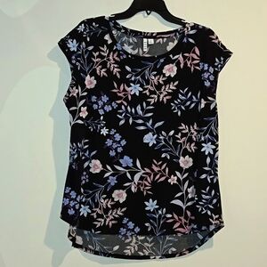 Elle black blue white floral top. Size XL.